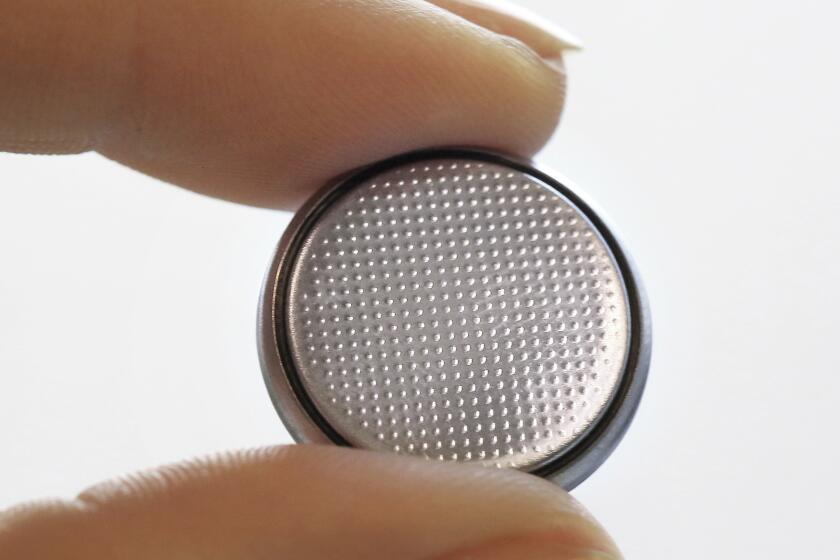 25 November 2018, Berlin: ILLUSTRATION - A so-called "button cell" is held between thumb and index finger. If small children swallow them, the mini batteries can get stuck in the esophagus and cause burns. (To dpa "Federal Office warns: Parents should lock away button cells child-resistant") Photo by: Stephanie Pilick/picture-alliance/dpa/AP Images