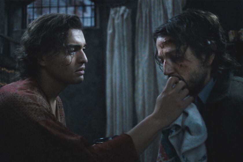 Tonatiuh, izquierda, y Diego Luna en una escena de "Kiss of the Spider Woman"