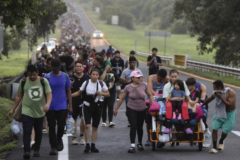 Migrantes caminan a lo largo de la carretera, en el estado de Chiapas